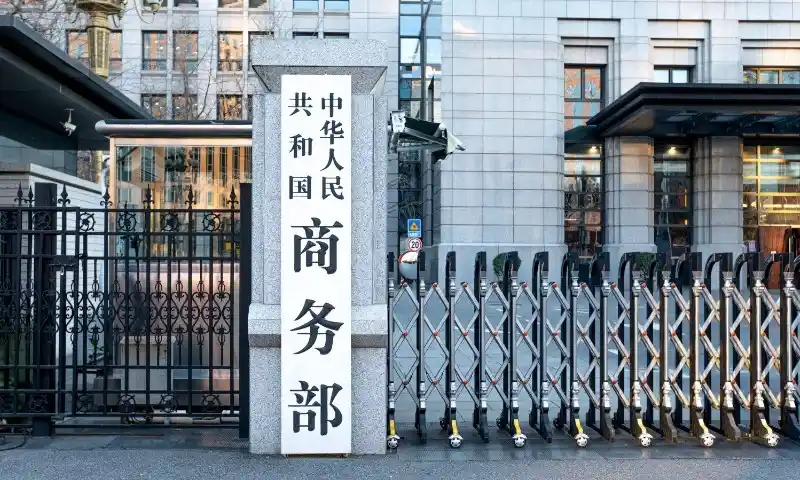 Chinese and American flags representing the MOFCOM trade barrier investigations launched against U.S. tariff and technology export policies in March 2026