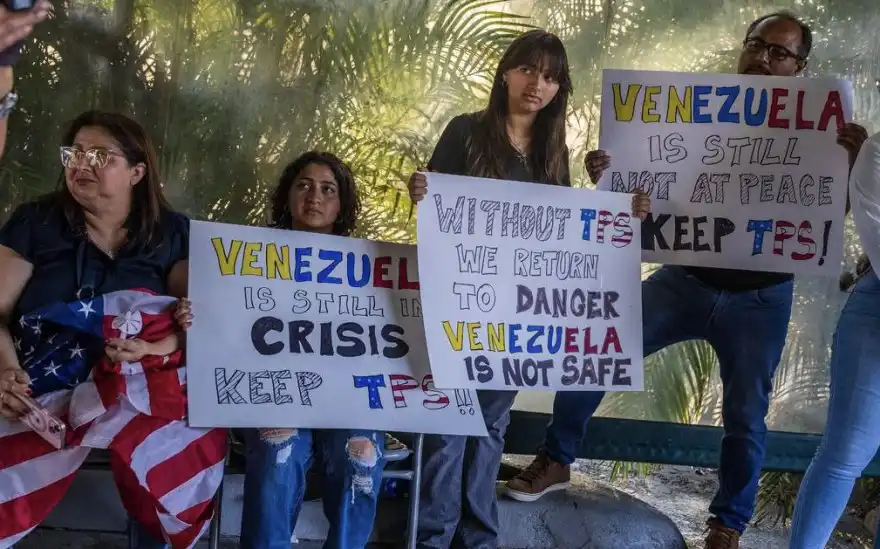 Federal courthouse exterior with TPS and immigration enforcement symbols