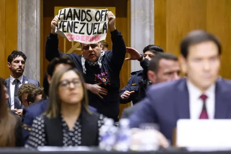 Federal courthouse with Venezuelan flag and TPS documentation symbols