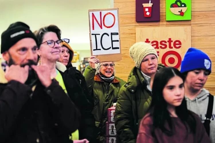 Minneapolis federal courthouse with protest signs outside