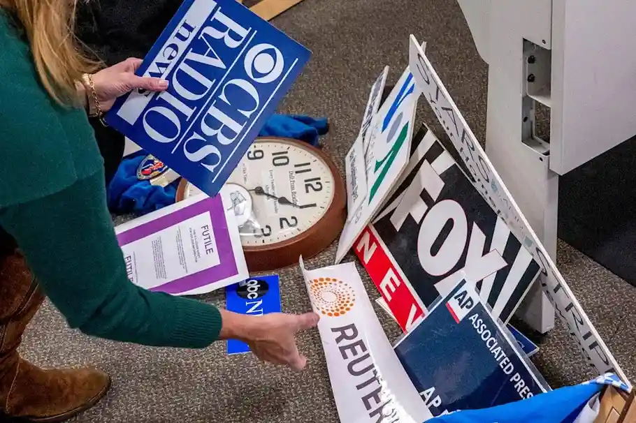 Pentagon press corps members clear out their workspace after losing credentials under the new Defense Department press agreement in 2025